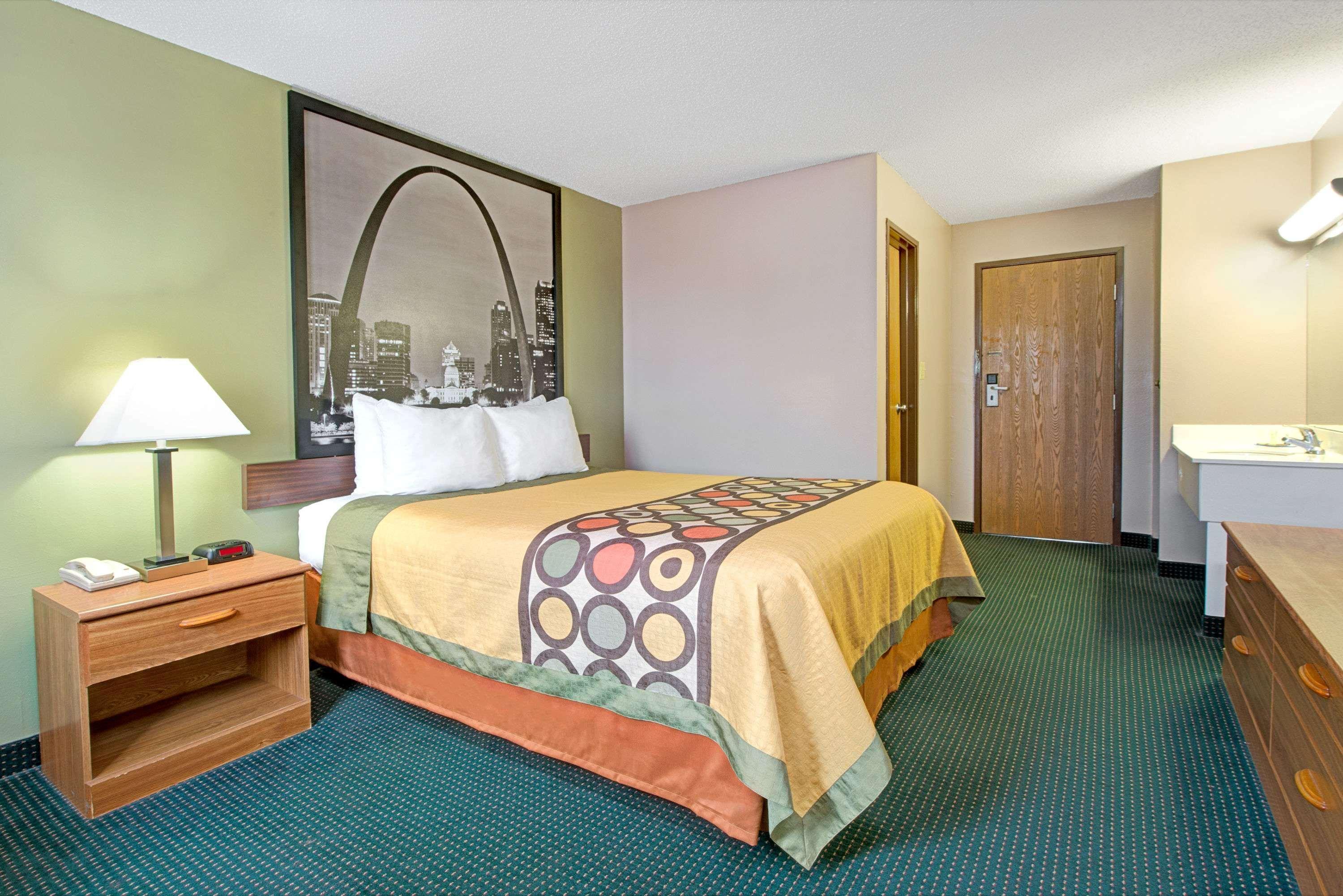 Hotel Super 8 By Wyndham Eureka/six Flags Nearby