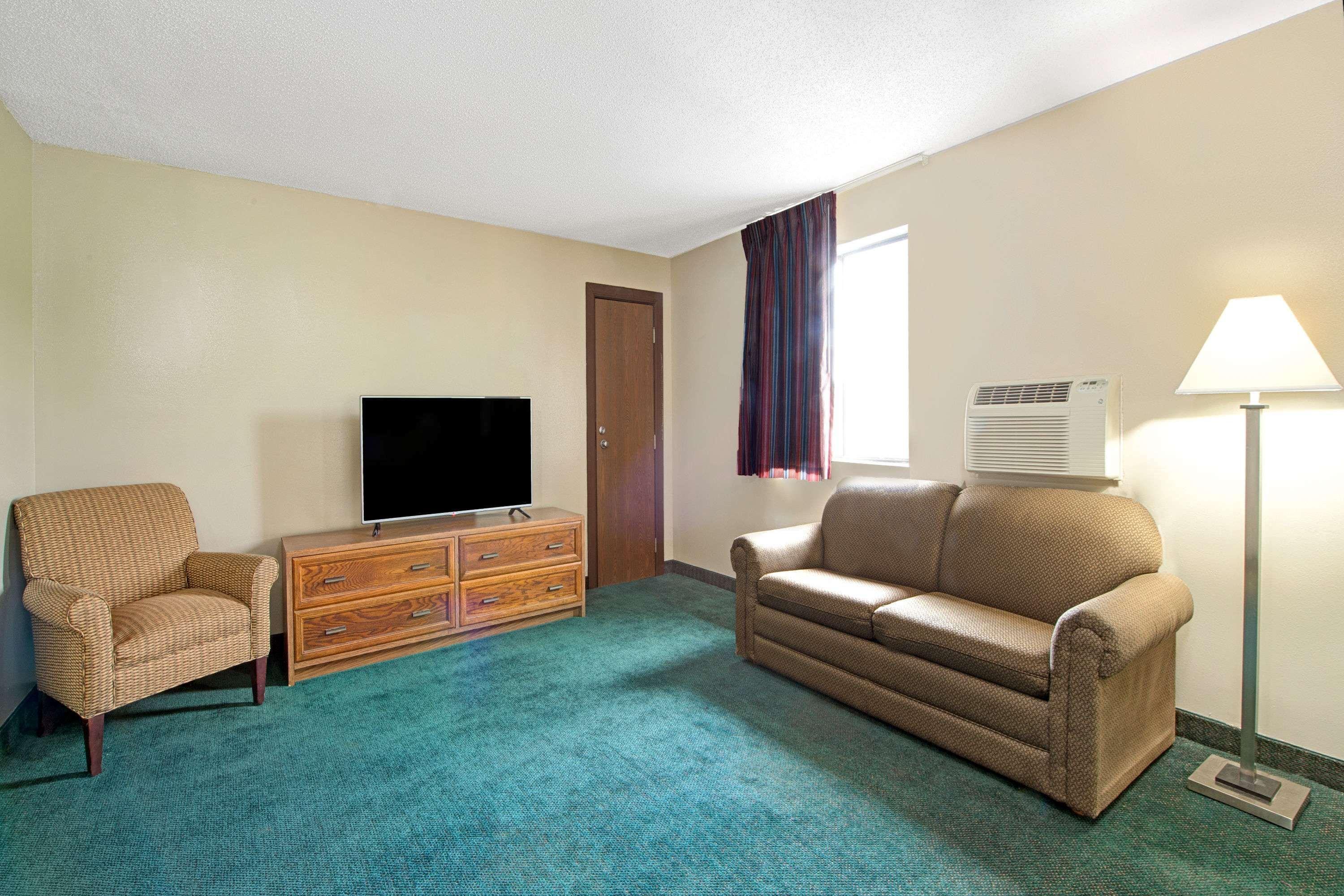 Super 8 By Wyndham Eureka/six Flags Nearby 2*