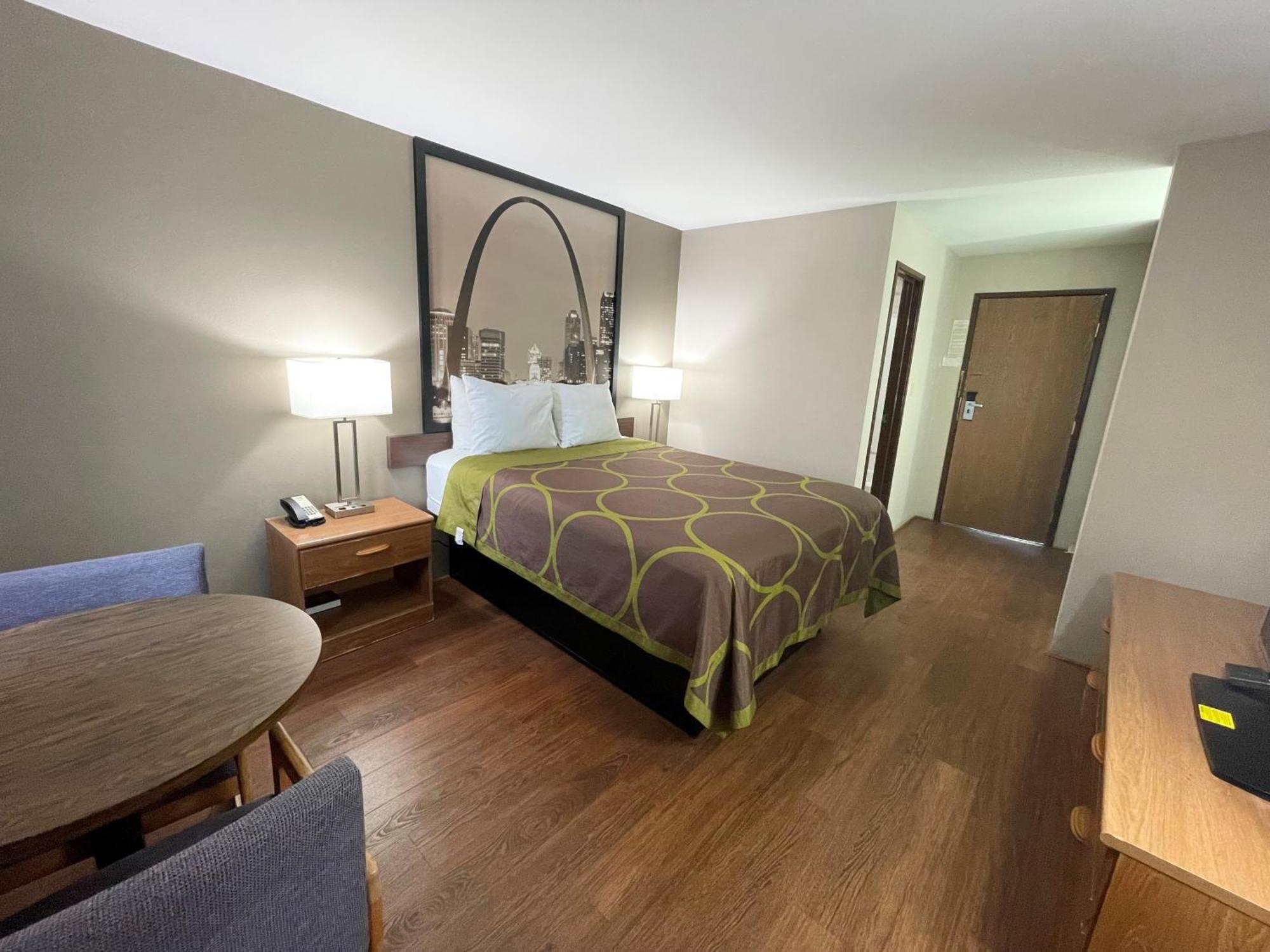 Super 8 By Wyndham Eureka/six Flags Nearby Hotel