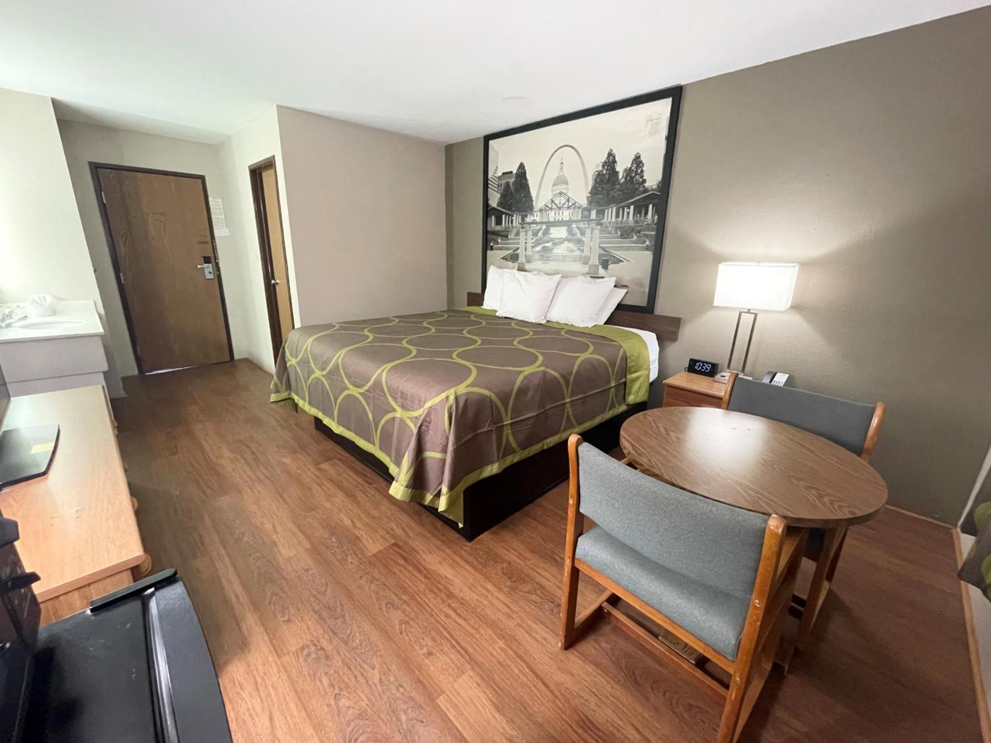 Super 8 By Wyndham Eureka/six Flags Nearby