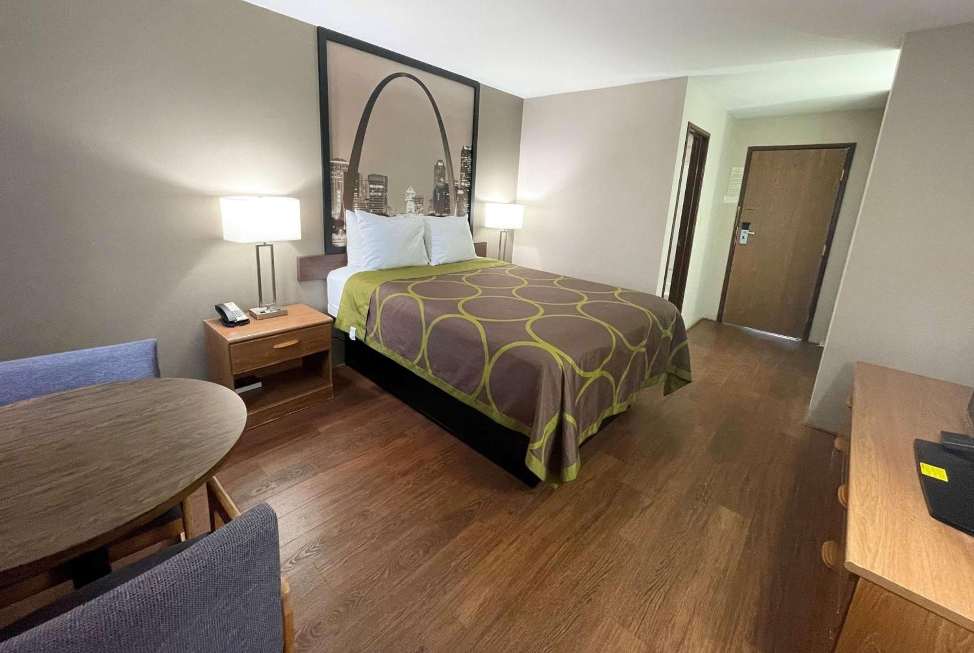 Hotel Super 8 By Wyndham Eureka/six Flags Nearby Eureka