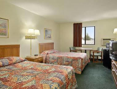 Super 8 By Wyndham Eureka/six Flags Nearby