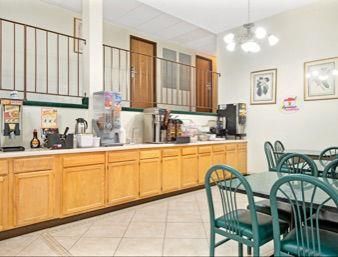 Super 8 By Wyndham Eureka/six Flags Nearby Hotel 2*